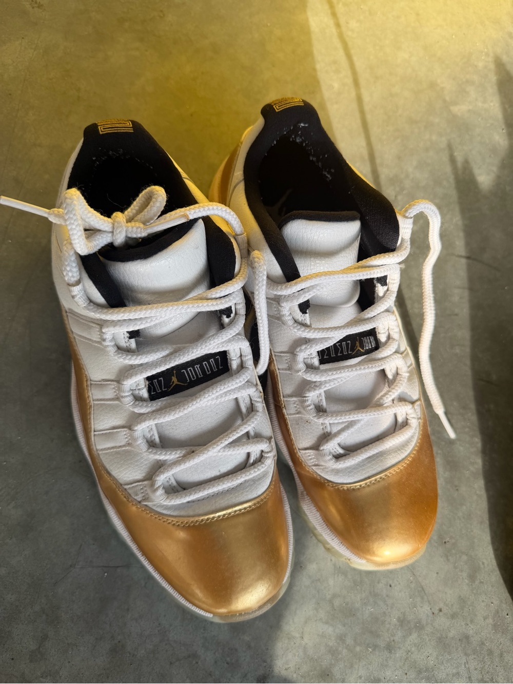 Men's White and Gold Low-Top Athletic Shoes